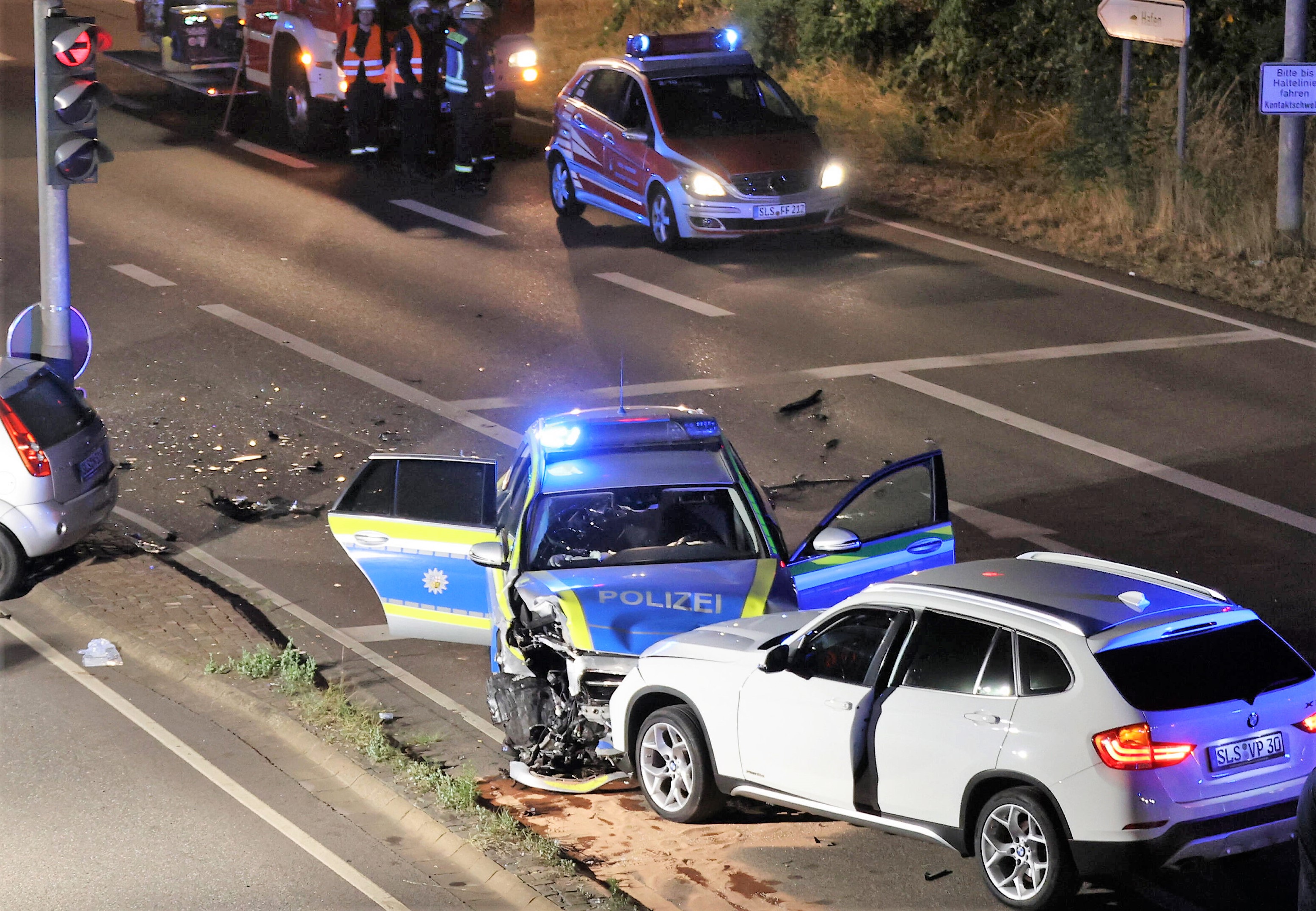 Schwerer Unfall! SUV rammt Polizeiauto von Kreuzung! Drei Verletzte bei schrecklichem Crash