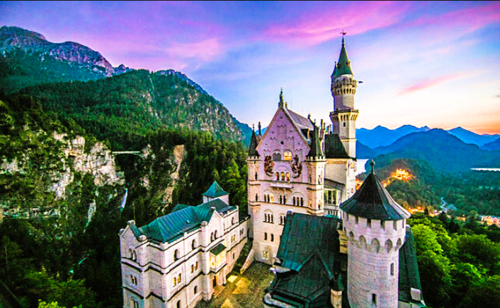 Zwei Touristinnen bei Schloss Neuschwanstein in eine Schlucht geworfen! Tödlicher Angriff!