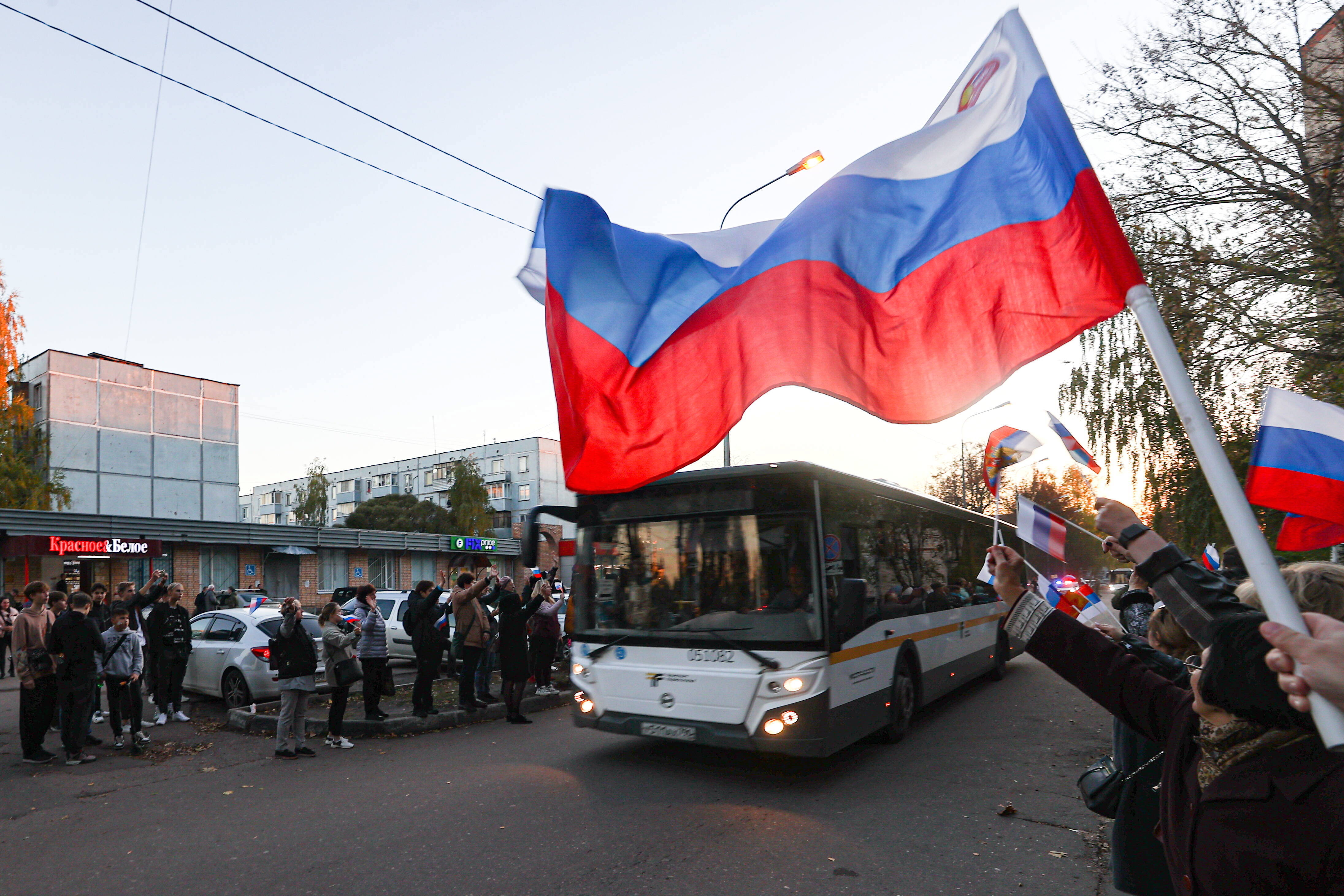 Eilmeldung - Putin zieht riesige Truppen zusammen! Gefahr für die Ukraine? -  Droht Angriff auf Charkiw?