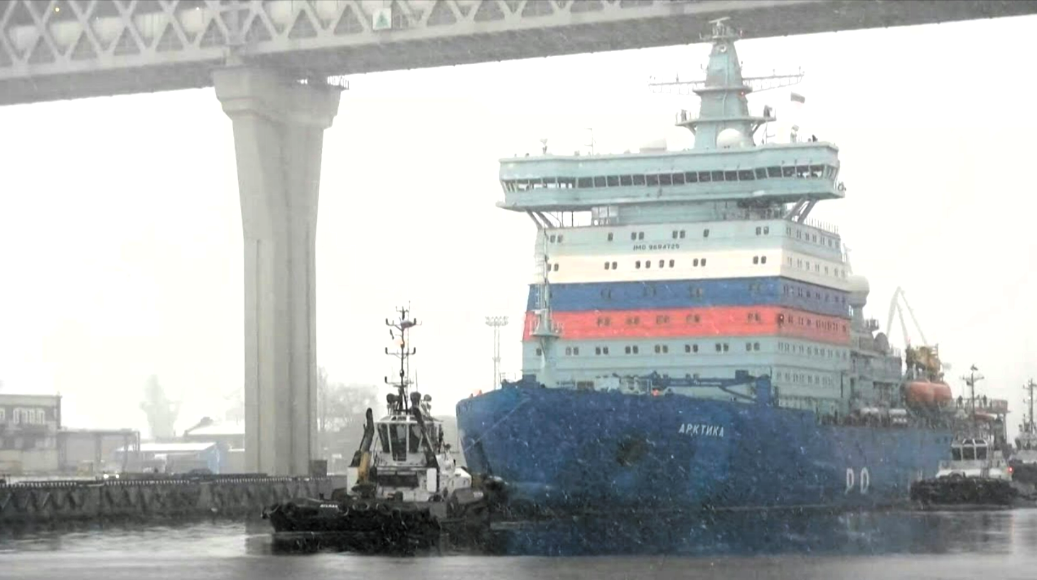 Putins furchterregender Atom-Eisbrecher vor Deutschland! Küstenwache begleitet Putins Atom-Riesen!