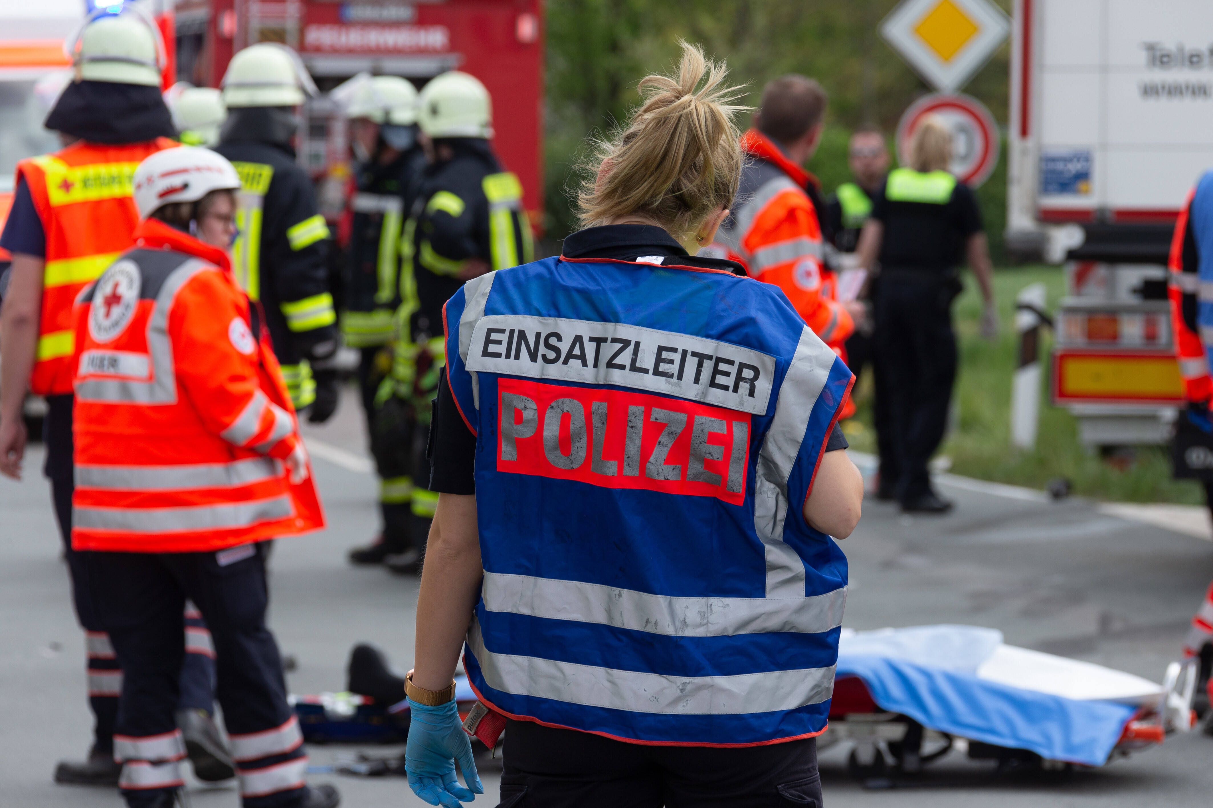 Familie verunglückt auf Bundesstraße! 4 Personen, darunter Kinder, zum Teil schwer verletzt