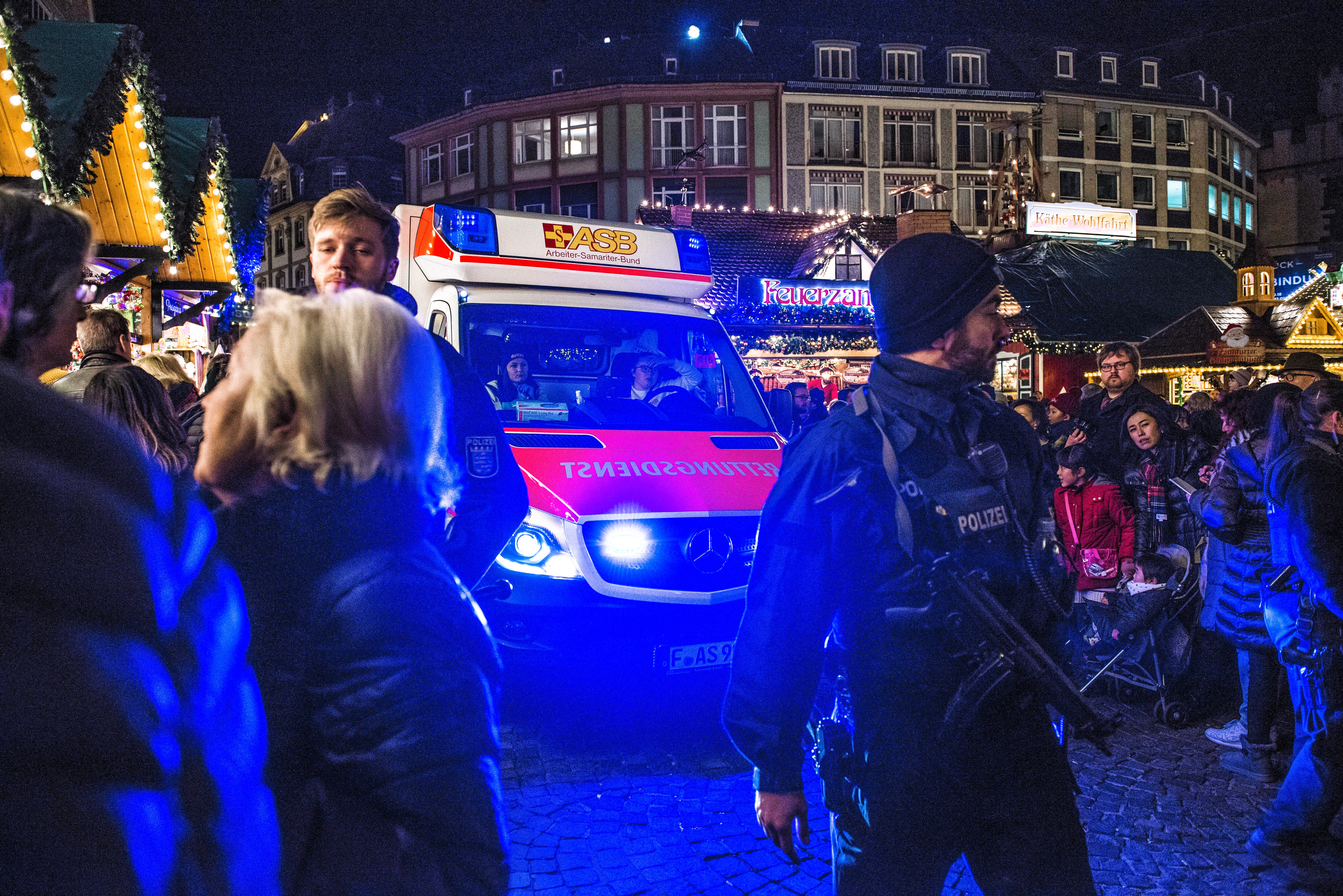 Erneut Feuer auf Weihnachtsmarkt! Markt evakuiert - Feuerwehr und Polizei sperren Weihnachtsmarkt!