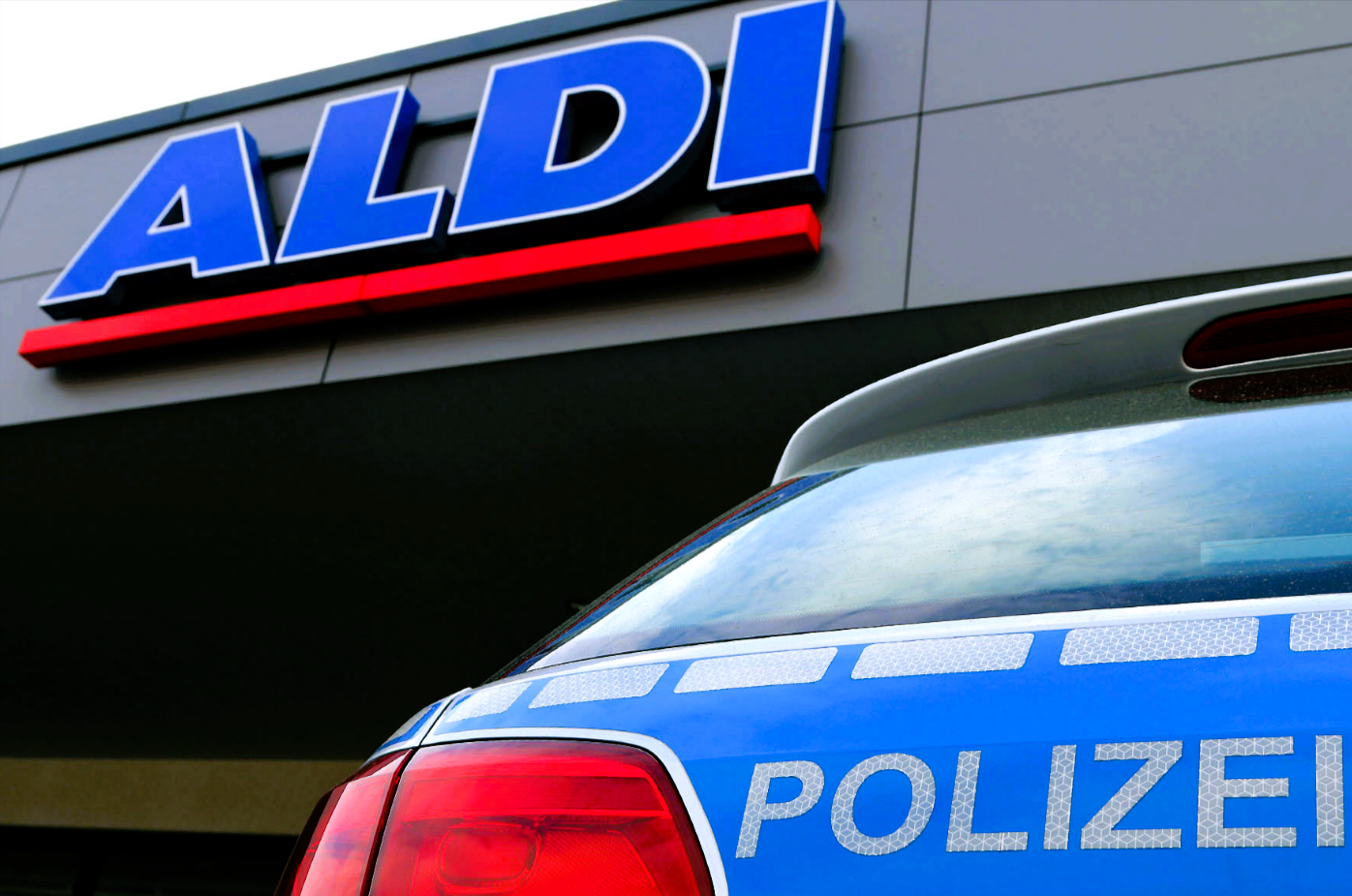 Raubüberfall auf Aldi!  Täter erbeuten Waren im Wert von 100.000 Euro