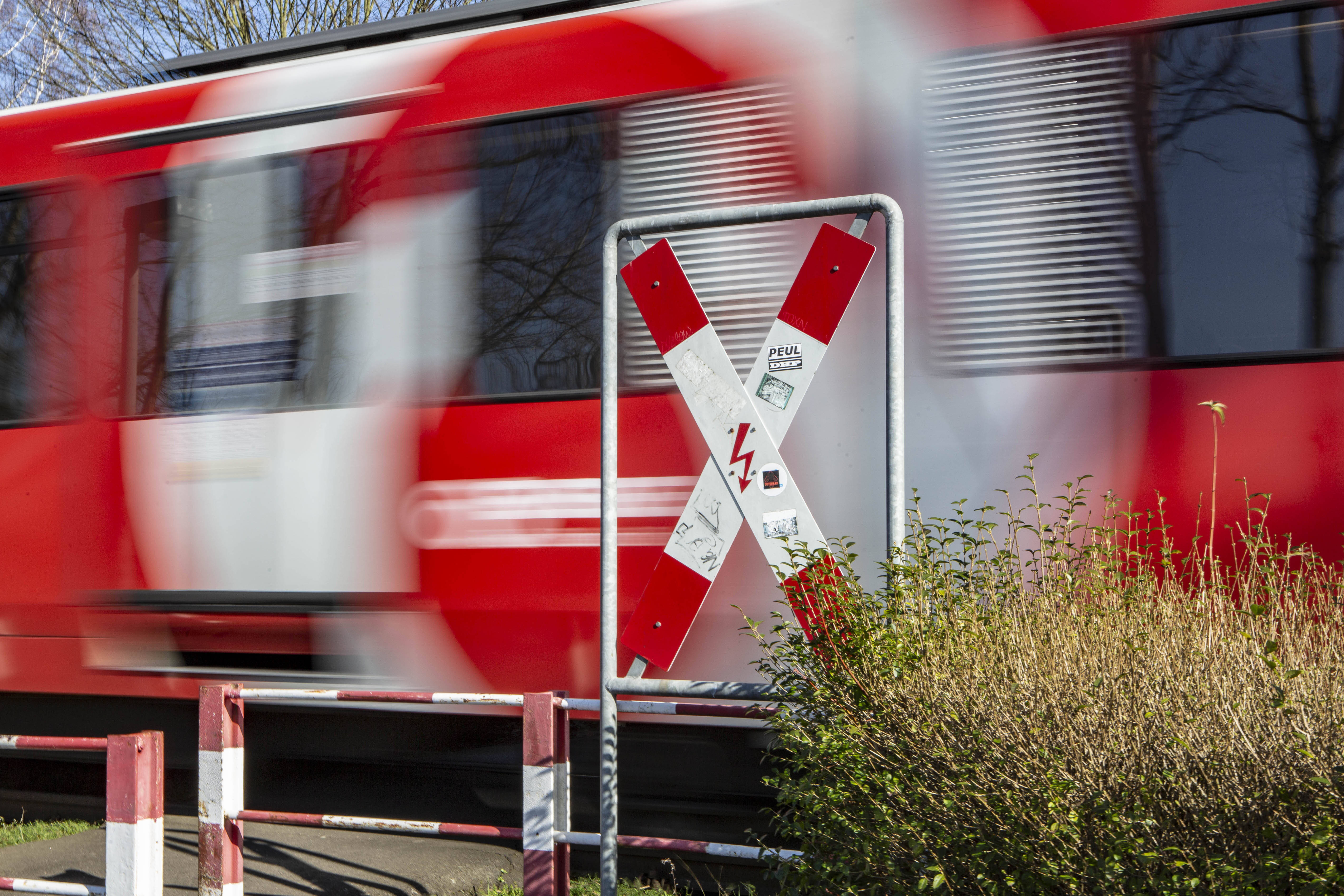 Regionalbahn in schweren Unfall verwickelt - Zug erfasst auf Schienen befindliches Fahrzeug!