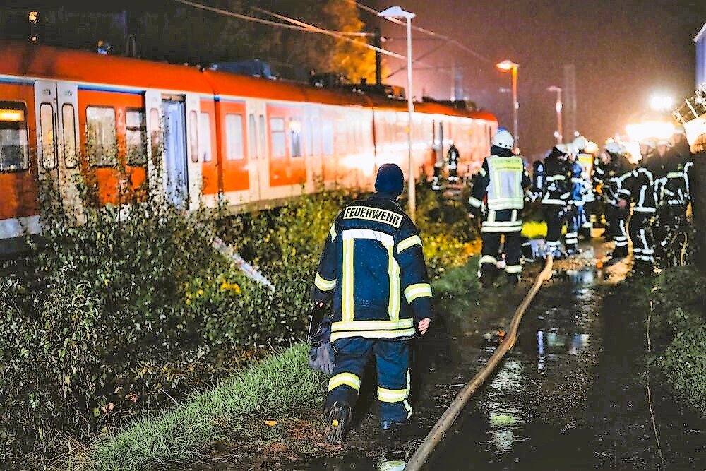 Junge stirbt am Bahnhof! Jugendlicher klettert auf Bahnwaggons und erleidet fatalen Stromschlag