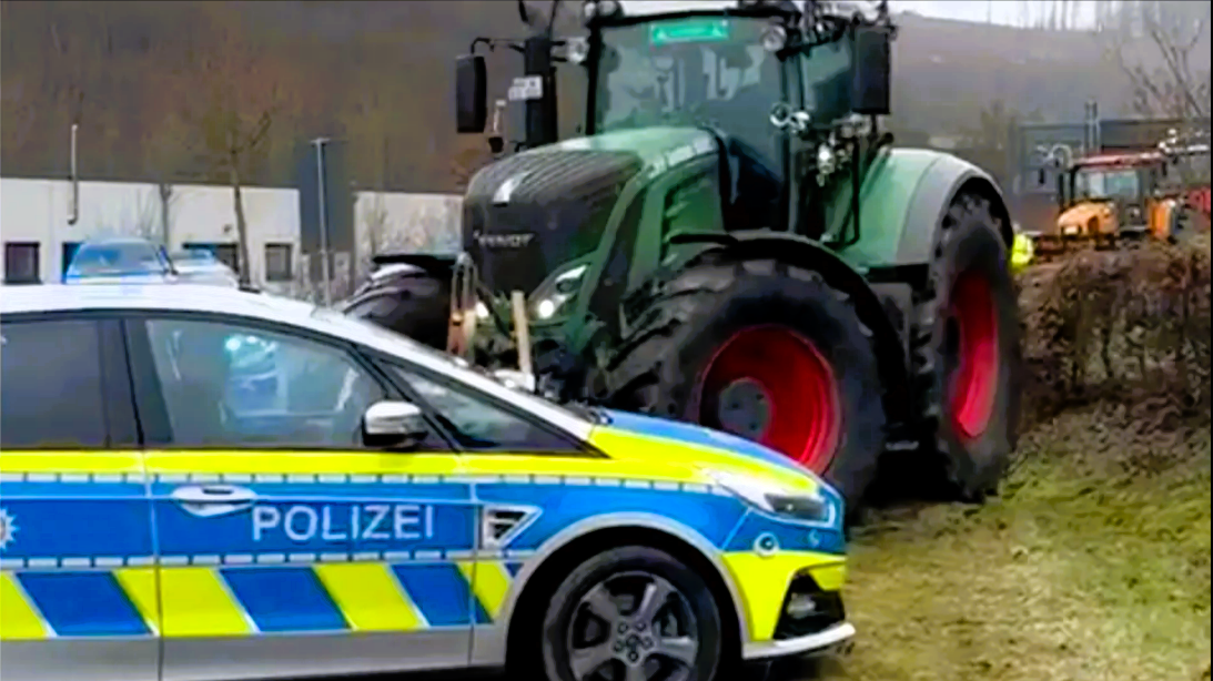 Trekker überrollt Landwirt! Dramatischer Unfall auf dem Bauernhof