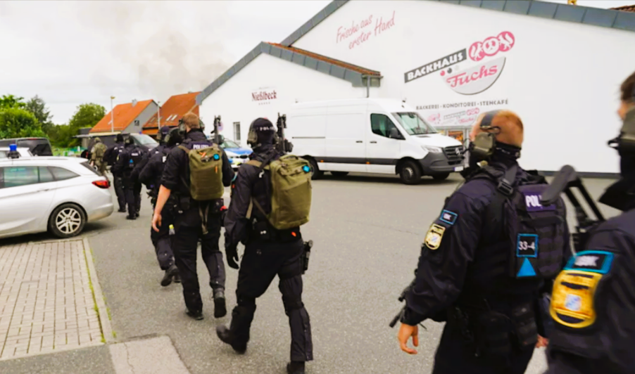 Feuerinferno und Schüsse – Verbrannte Leiche gefunden! Feuerwehr mit Waffe bedroht - Täter auf der Flucht