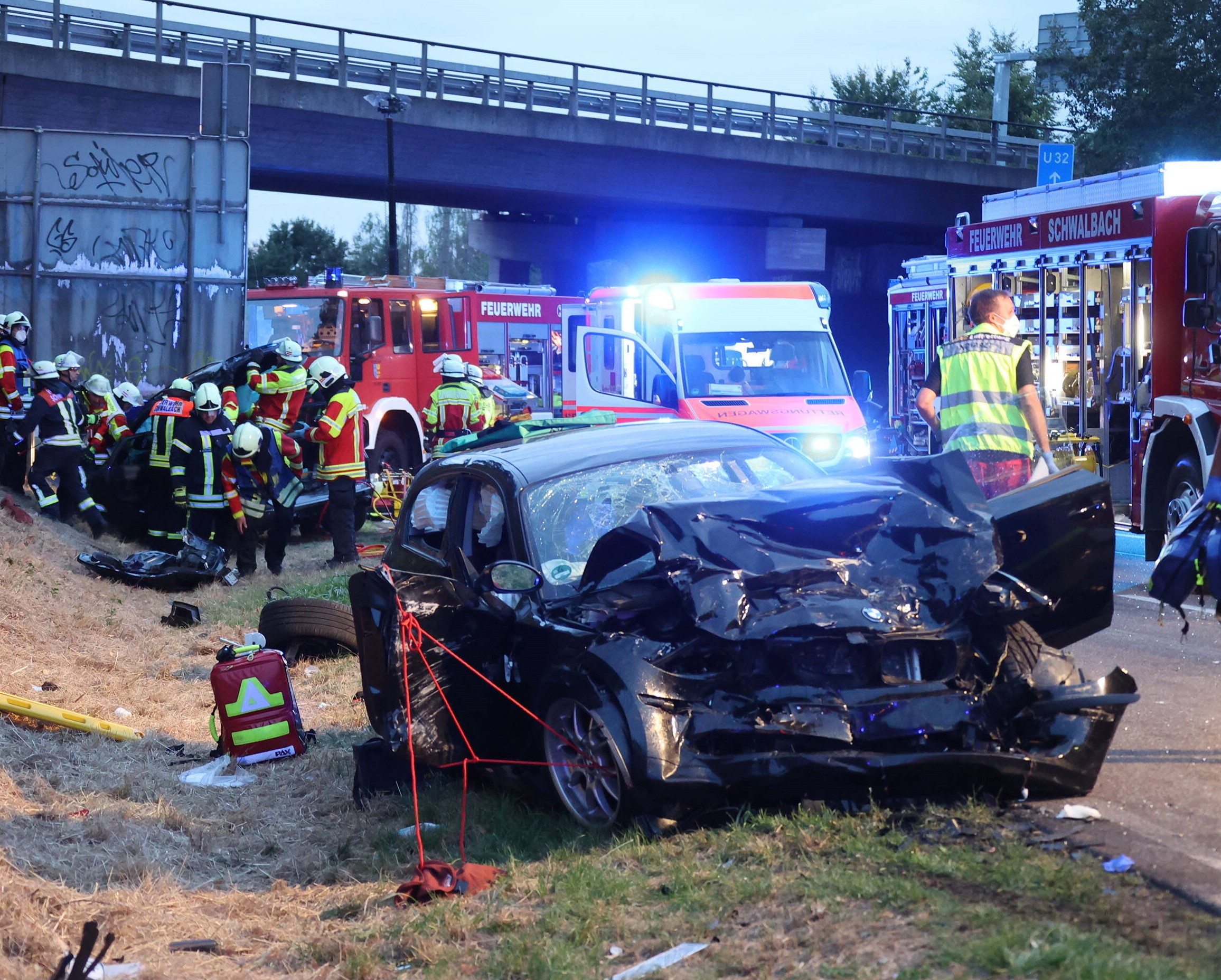 Familie verunglückt auf der Autobahn! Fahrzeug überschlägt sich - 4 Menschen verletzt!