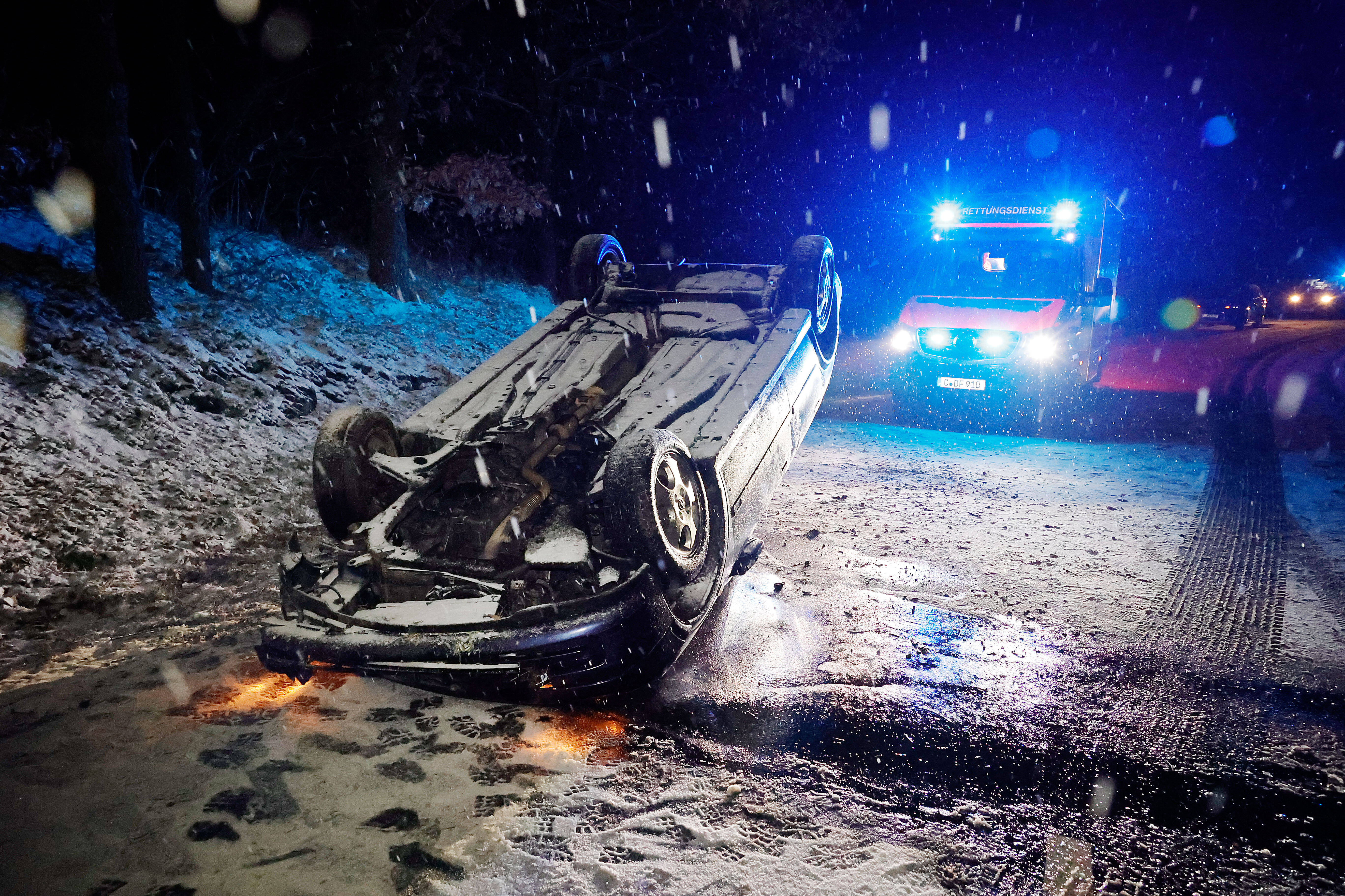 Vollsperrung! Heftiger Crash auf der Autobahn - 5 Fahrzeuge in Unfall verwickelt - 6 Personen wurden verletzt