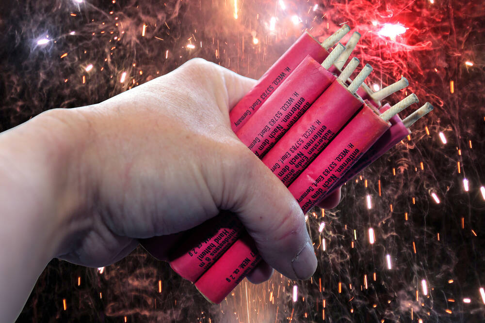 Böllerwahnsinn an Silvester! Waffennarren sprengten das eigene Haus in die Luft - Krankenhaus!