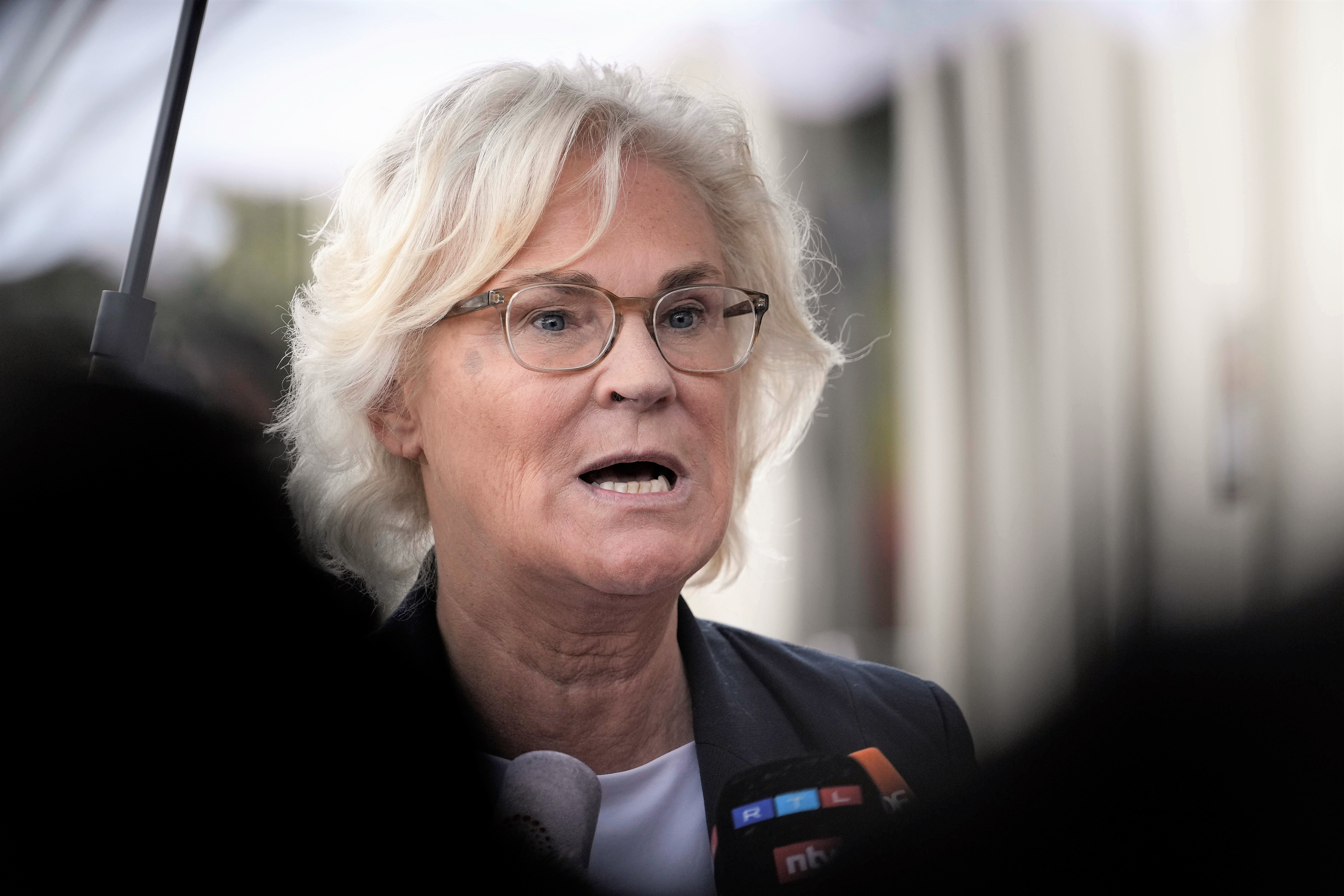 Söder und Merz fordern sofortigen Rauswurf von Verteidigungsministerin Lambrecht!