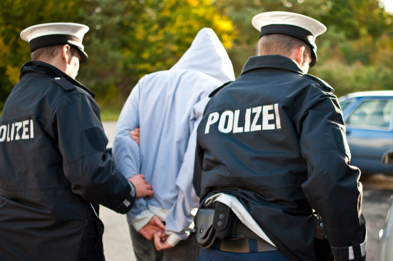 Wieder Mord unter Kindern! 18-Jähriger soll 17-jährigen erschossen haben - in seinem Keller!