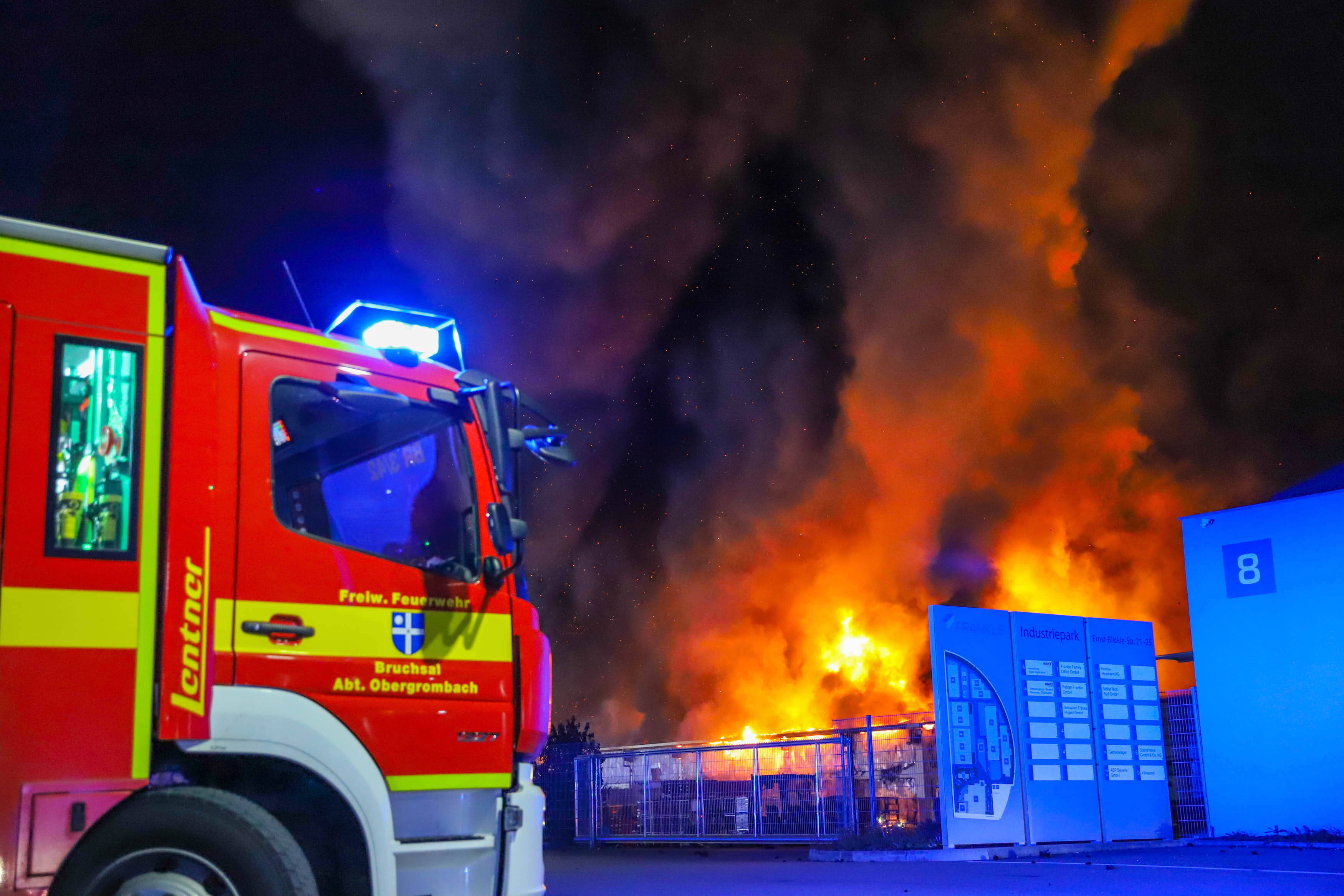 Feuerwehr warnt - "Halten Sie die Fenster geschlossen" - Giftiger Großbrand in Batteriefabrik - Sogar der Bahnverkehr musste zeitweise eingestellt werden!