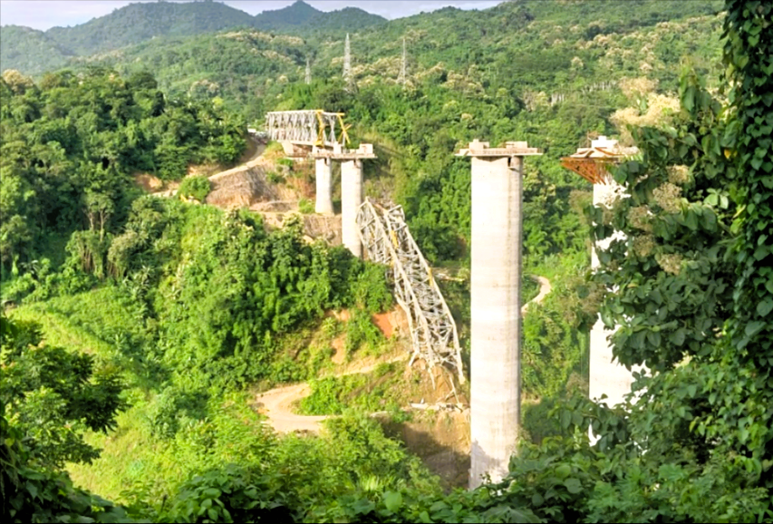 Kran stürzt auf Brücke! 23 Bauarbeiter sterben bei schwerem Arbeits-Unglück
