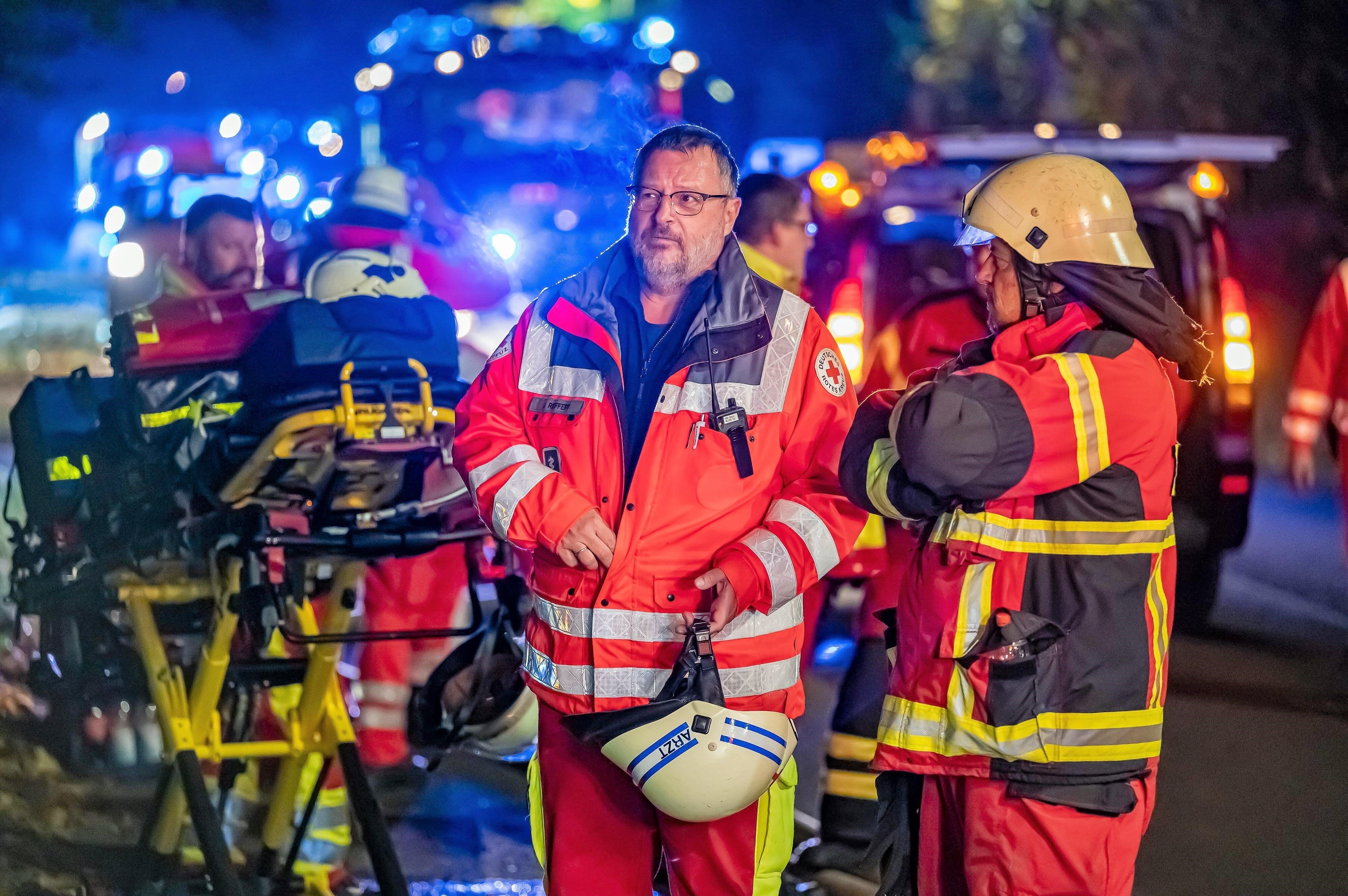 Tragödie beim Großbrand: Feuer wütet in Mehrfamilienhaus – Frau findet den Tod!