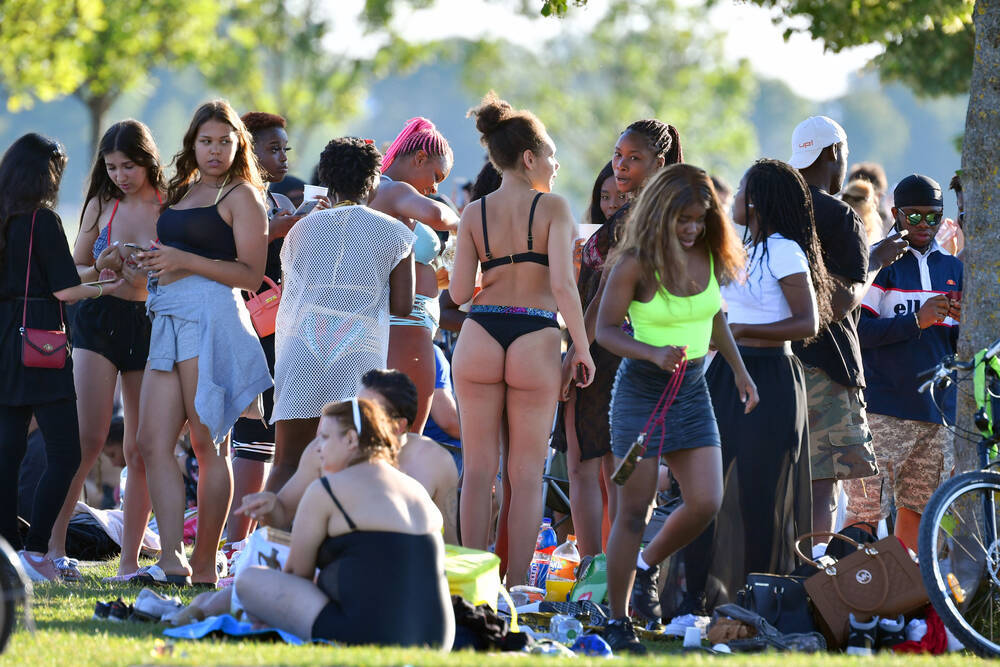 Eilmeldung!  8 Männer missbrauchen 13-jähriges Mädchen in Schwimmbad - es wird immer schlimmer!