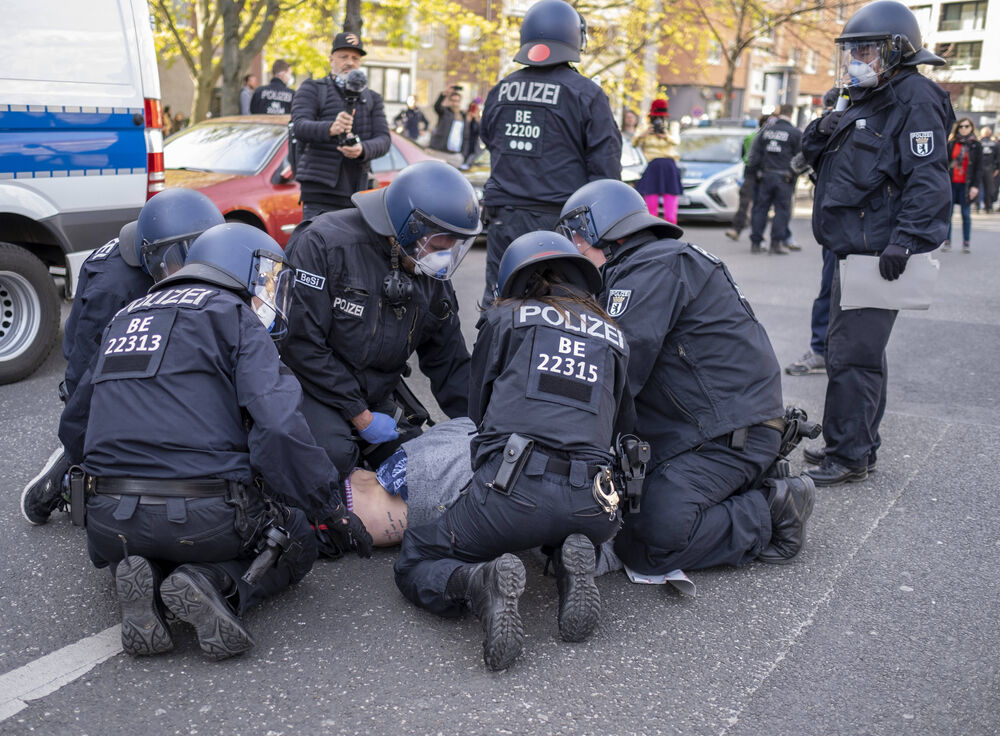 Unfassbar! Dieser Mann demoliert 245 Autos, raubt eine Rentnerin aus und ist immer noch auf freiem Fuß