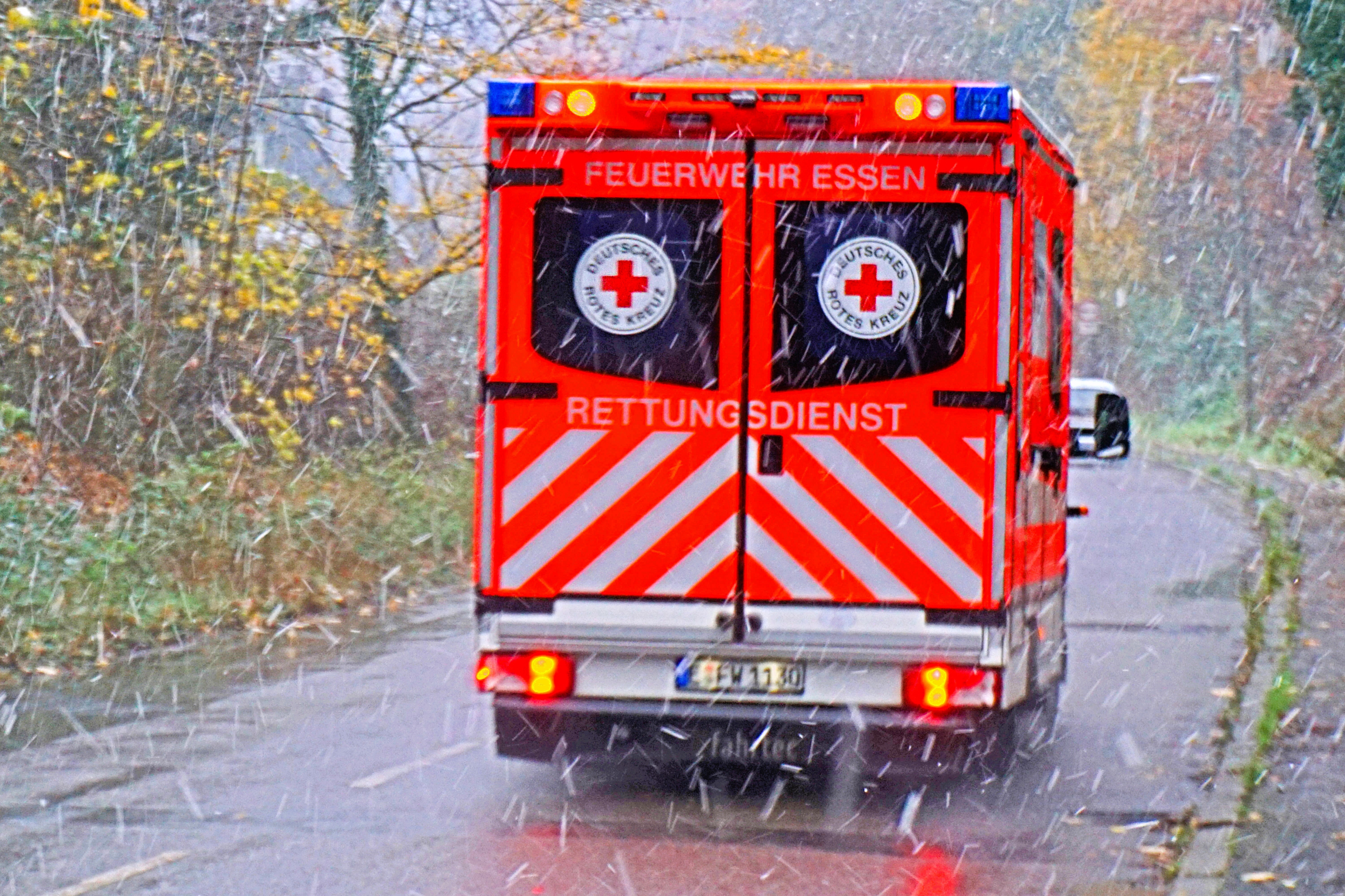 Kind stürzt aus dem 6. Stock im Mehrfamilienhaus! Schock-Unfall in Hamburg