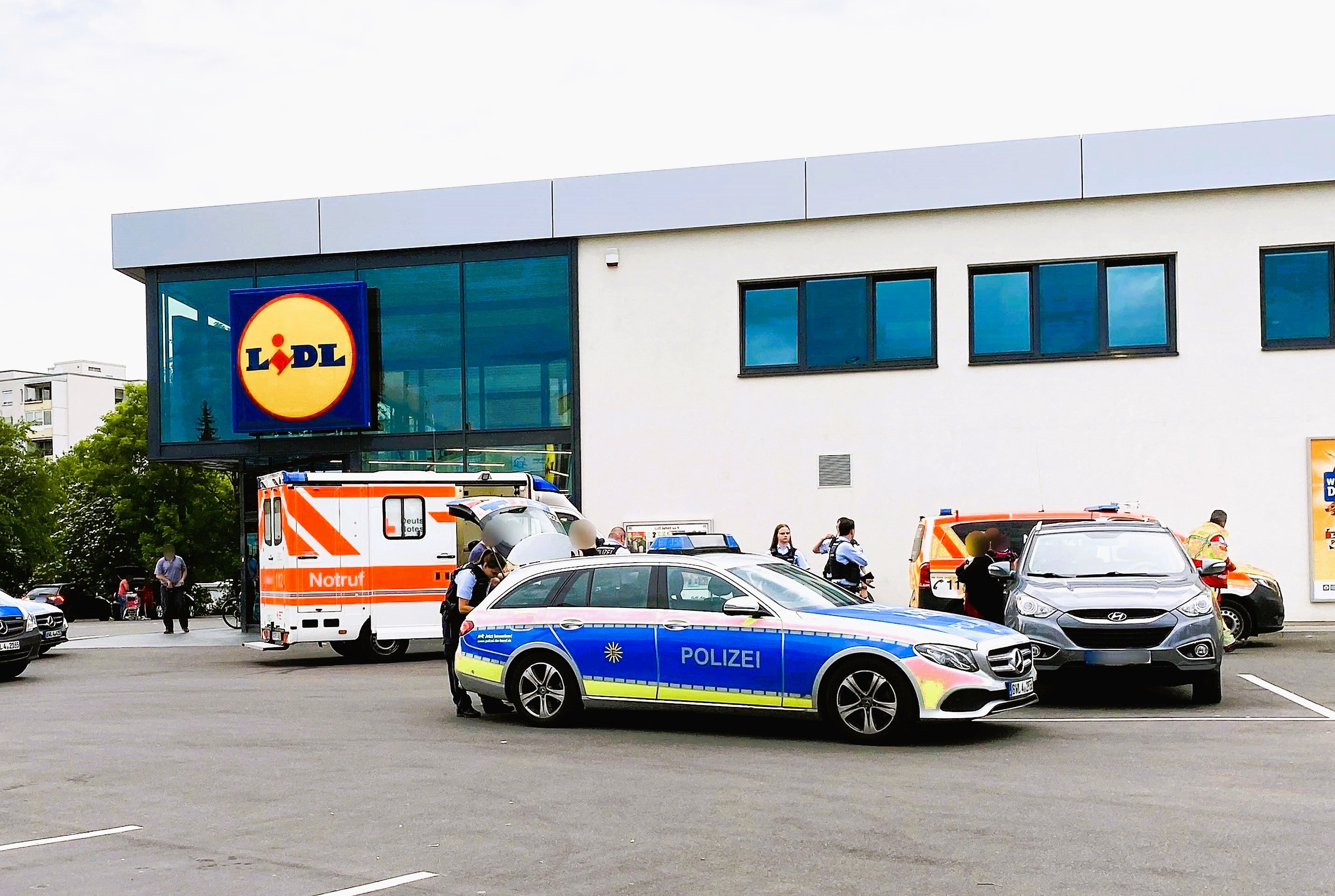 LIDL-Markt evakuiert! Feuerwehr rückt an - große Sorge nach seltsamen Gerüchen - was ist passiert?