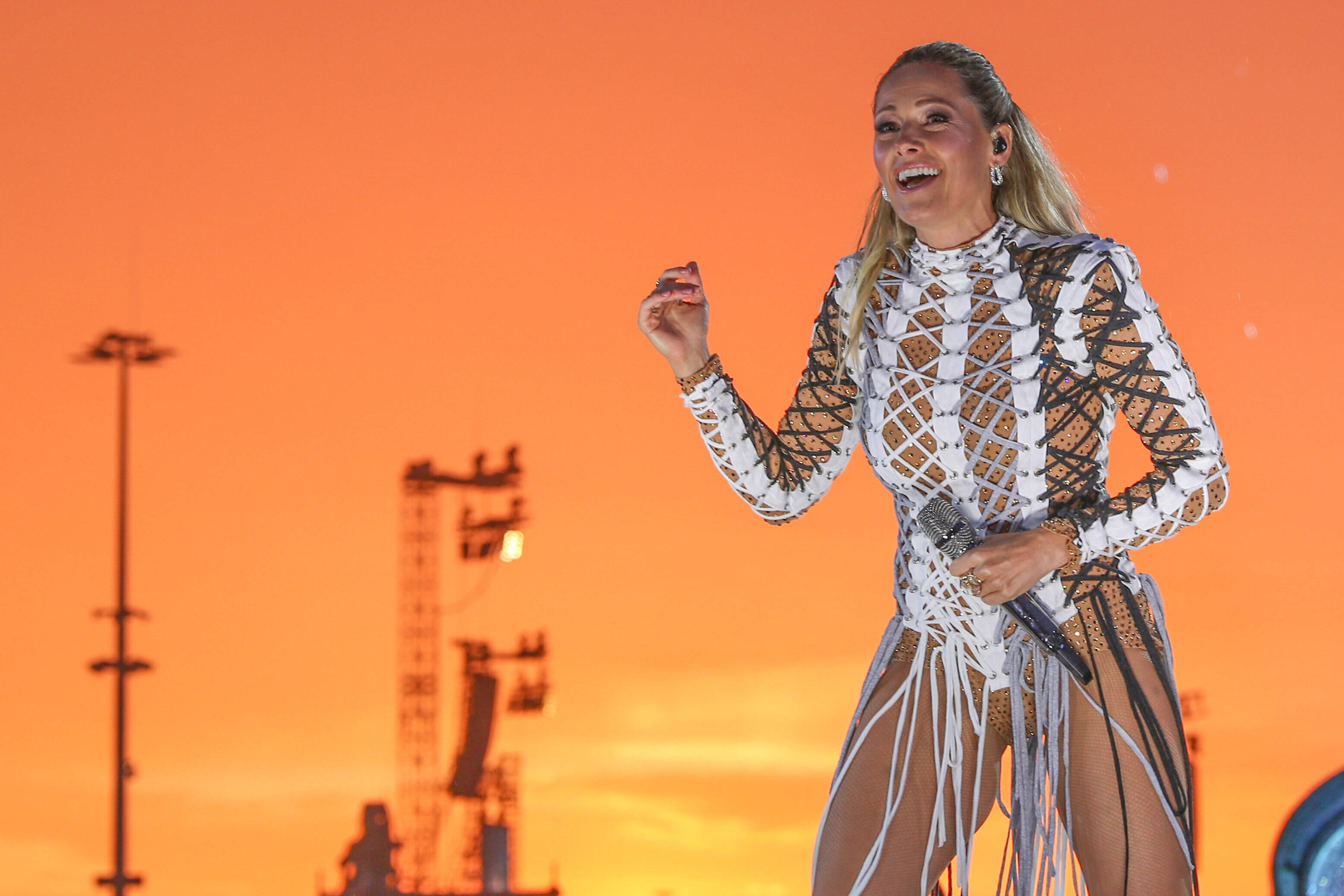 Plötzlich und unerwartet verstorben! Schlagerkönigin Helene Fischer - große Trauer.