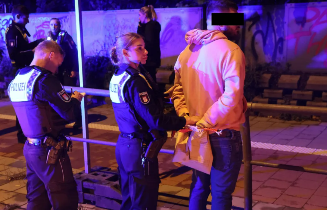 Blutige Messerstecherei vor Shisha-Bar - Zwei Personen schwer verletzt