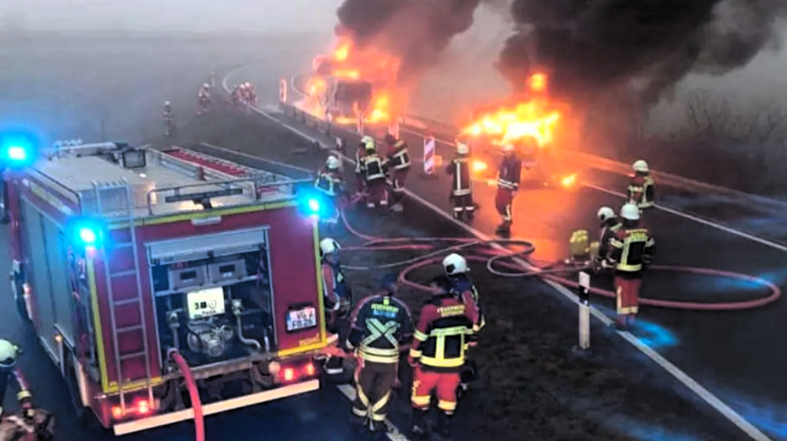 Feuer auf der Autobahn! Vollsperrung nach Flammeninferno - Vollbeladener Tanklaster in Flammen