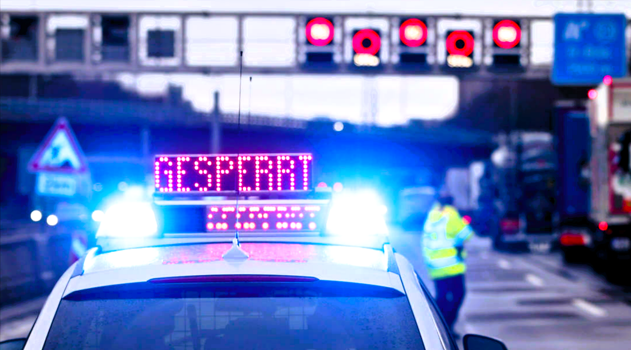 Familie verunglückt auf der Autobahn! Fahrzeug überschlägt sich - 4 Menschen verletzt!