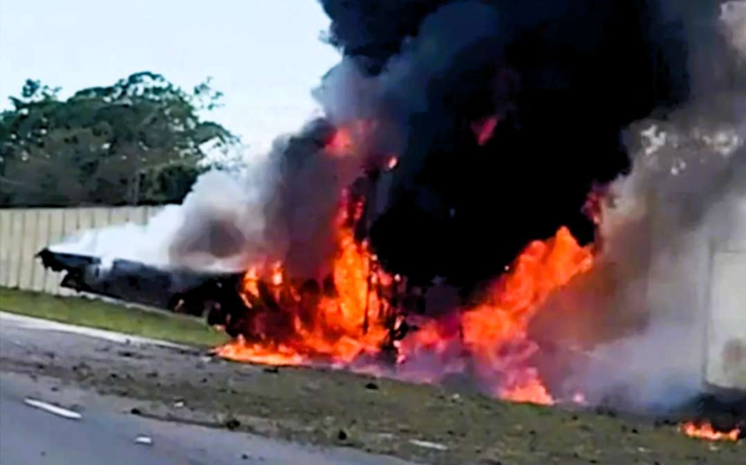 Kleinflugzeug stürzt mitten in ein Wohngebiet! Rettungskräfte vor Ort